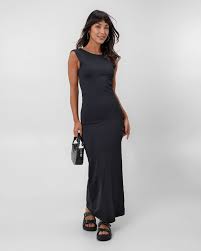 Vestido-midi-tubinho-decote-posterior-preto